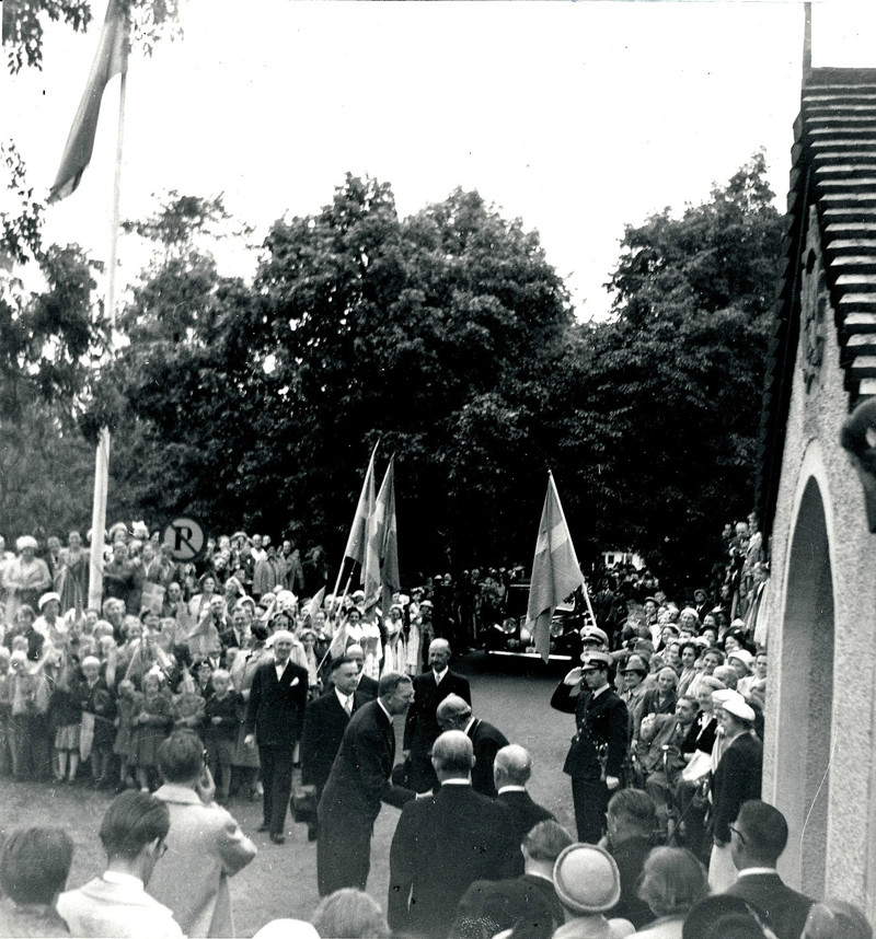 D. 15 Gustaf VI Adolf anländer till Varnhems klosterkyrka på sin "Eriksgata" 1951 och möts av en stor folkmassa. Här hälsas han välkommen av biskop Rudberg. Insatt av Kent Friman, 2014-02-27.