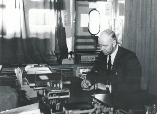 Järnvägs-och poststationen i Varnhem med 'chefen' Roland Johansson 1980. Bild också nedan!