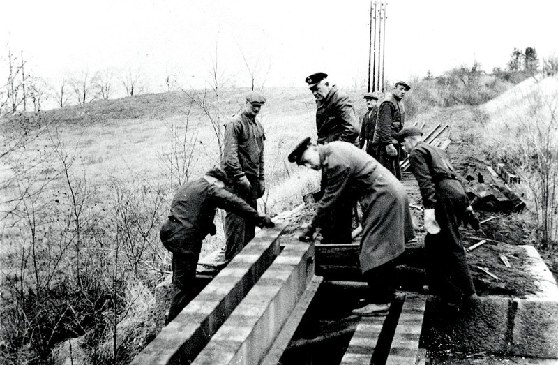 E. 6 (2) Rivning av bron på Ulundaspåret 1965. Insatt av Kent Friman, 2014-03-02. Läs mer på www.saj-banan.se!