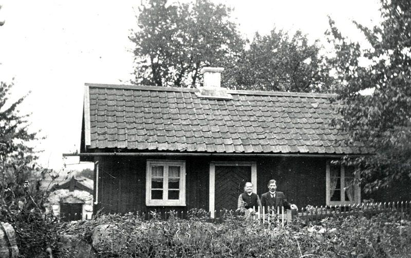 F. 7 (2) Gusten Daag och hans mor framför stugan på Fjället, grannar till Dahlbergs vilka bodde i en liknande Stuga. Insatt av Kent Friman, 2014-03-02.