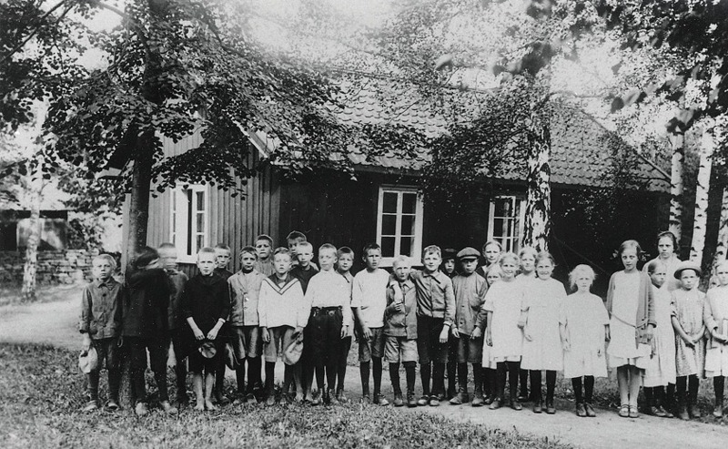 F. 15 Skolfoto från Varnhem 1925, den så kallade "Mellanskolan" som låg i kyrkeparken i det gamla "Klosterbohlet". Lärarinna; Alice Matsson. Insatt av Kent Friman, 2014-03-03.