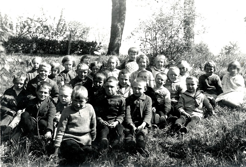 F. 16 (1) Skolklass i Norra LUndby (1929-1930?) - småskolan. Insatt av Kent Friman, 2014-03-03.