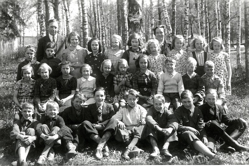 F. 0 (10) Finns i gula pärmen. Elever vid Varnhems skola 1943 med lärare Håkan Gabrielsson och Tyra Andersson. Insatt av Kent Friman, 2013-03-04.