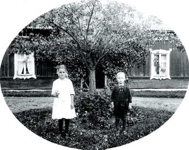 Greta och Harald Persson framför barndomshemmet Simmesgården 1920. Klicka på bilden för större bild. Bilden finns också nedan!