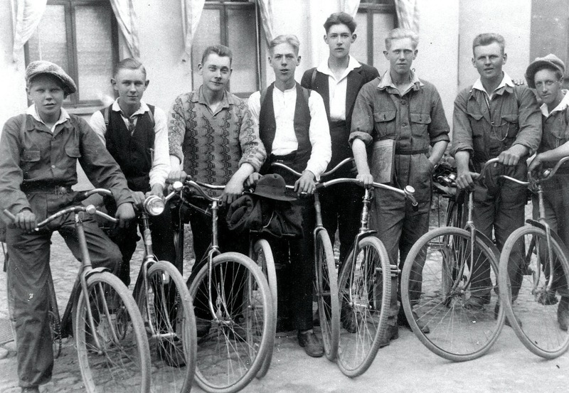 F. 5 Varnhems cykelklubb (omkring 1930). Ynglingarna på bilden heter fr.vänster; Erik Thimberg, Gustav Persson, Nils Dahlberg, Martin Blomqvist, Karl Thimberg, Nils Fagerlind och Sven Gustavsson. Insatt av Kent Friman, 2014-03-02.