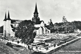 Varnhems kyrka och utgrävningarna av klostret är klara, 1920-talet.