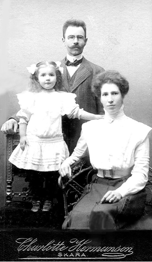 G. 49 Endast digital bild. Den unga familjen Engstrand med dottern Margit 5 år, 1911. Bild från Gudrun Ramviken, Sörgården, 2014.  Insatt av Kent Friman, 2014-04-28