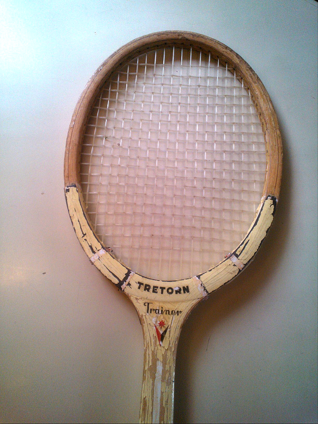 Bild från Thomas Sträng. Carl Ferms gamla racket för spel vid Lundbergs tennisbana under 1980-talet för Thomas del som då blev ägare till denna tunga spelpjäs!