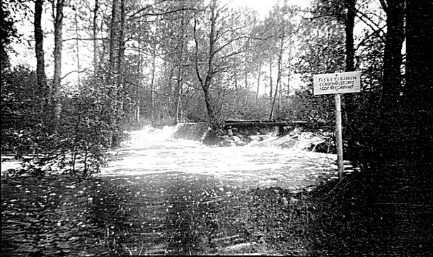 Hålltorps kvarndamm på 1930-talet. Dammen låg ovanför landsvägsbron c:a 250 m från kvarnen. Västergötlands Museum - bildarkivet/bild- nummer: A145127:10 Fotograf: Nils Lann