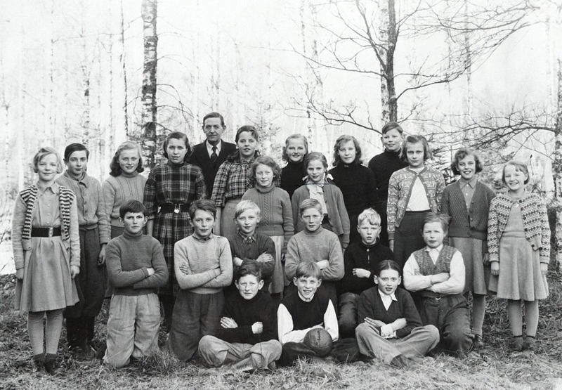 Ljungstorp 1952-1953 Lärare Emil Håkansson. Bakre rad 4. från vänster: Gunilla Håkansson (Folkskolan Varnhem), Alf-Gösta Sjökvist (Gustafsberg, Varnhem), Kerstin (Larm) Karlsson (Solhem, Varnhem),  Berit Ferm (Noltorp), Margareta Landh (Ludvigsberg, Varnhem), Verna Andersson (Svea),    Rut Lundberg (Storekullen) , Alf Thorstensson (Varnhem), Halvrad 3. : Margot Johansson (Varnhem), Noomi Johansson (Vibonätt),  Margareta Nilsson (Varnhem), Birgitta Berner (Varnhem), Solveig (Sundequist) Carlsson (Ödelöten). Rad 2: Petrus Peinert (Smedsgården, Varnhem), Sven-Olof Apell (Milltorp),  Kent Johansson (Hökatorp), Roland Holm (Fogdehagen), Stig Johansson (Hökatorp), Ingemar (Cannmo) Carlsson (Varnhem). Rad 1: Rune Johansson (Hagaberg, Varnhem), Lennart Warnemark (Löten), Erik Larm (Varnhem)