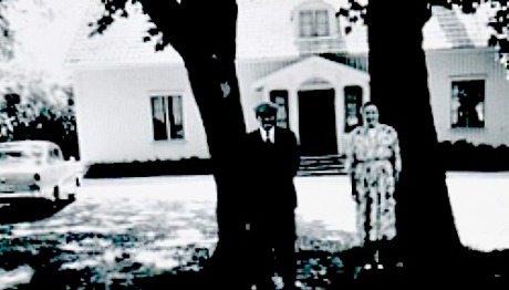 Makarna Josef och Märta Hofling framför Ängarås 1960-tal. Bild från familjen Hofling, 2014