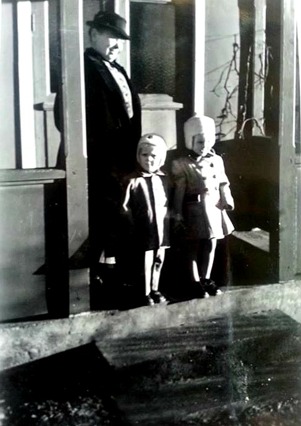 Solveig Ahlanders bror Eiler och Solveig tillsammans med Augusta Roth, "Datti", som bodde i huset nedanför missionshuset - Melltorp - på hennes veranda, där hon brukade sitta. Verandan togs bort 1961.