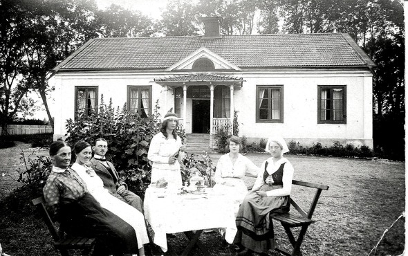 Trädgårdsmästarbostad Örbyhus slott. Bild Eva Fridén Jansson i Skövde.  Från vänster Hermans mor Johanna, hustrun Judith, Herman själv, döttrarna Margareta och Ingeborg  samt en syster till Herman.