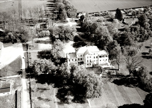 Hällekis egendom med omgivande trädgård 1955. Bild från Västergötlands Museum - bildarkivet;  	A145051:2351 Fotograf: 	AB Flygtrafik, Dals Långed