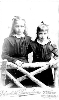 Karin  och Elvira som unga fosterdöttrar hos Karl & Charlotta - bild Marianne Ledhagen