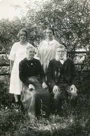 Karl, Charlotta och dotterdöttrarna Ingeborg och Ruth - som båda växte upp hos dem på Smedjebacken. Bild från Birgit Larssons samling, Skövde 2015