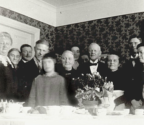 Maria Elisabeth och Frans Gustaf i mitten av fotot i sitt nya hem Carlshem 1930.- troligen står Einar Dahlberg t v om fostermodern Maria. Bild från Eric Carlberg, USA, 2015