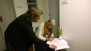  T f rektor Annika Falk ochGudrun signerar donationsavtalet