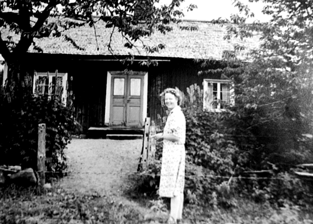 Dotter Lilly Lindgren (min mor) utanför Smedstorp/Kristinefors kring 1924