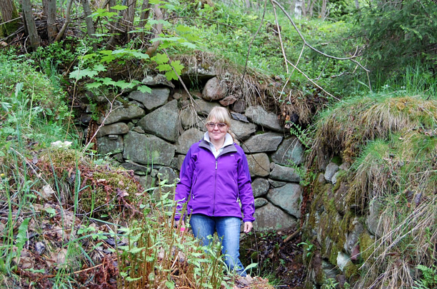 Eva-Lena Lindgren (Anna-Lisa och Thures barnbarn min kusin) i jordkällaren Hökatorp 2014