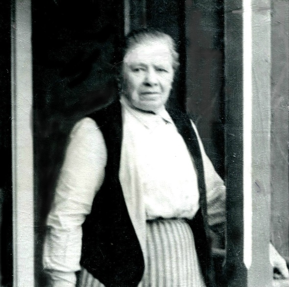 Bild från Gunborg Ferms samling, Ljungstorp, 2014. Foto från 1940 på verandan till Flinkebacken.