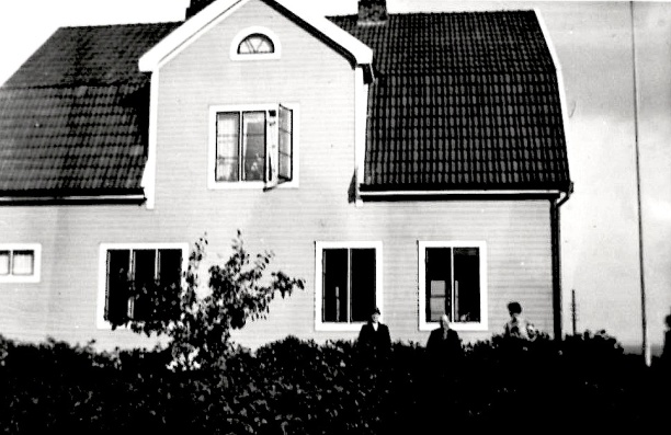 A house from Jons Månsgård, Carlshem, Skultorp – the last home för Frans Gustaf and his wife Maria. The persons on the photo from 1931 are likely Frans Gustaf and Maria, just before her death. At that time the couple was housing Ejnar Hjalmar Alexius Andersson, born in Varnhem Sept 27, 1906 – an itinerant preacher who moved in 1930 from Säter further south to Kalmar in 1931.