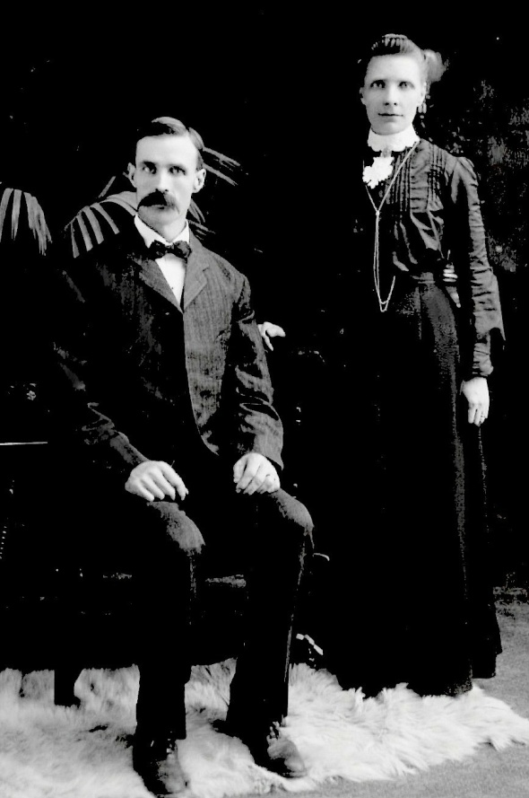 Carl Johan Carlberg, born 1867 and his wife Augusta Lavinia Glans, born 1870. Click the picture for a smaller version.