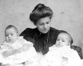 1906 föds tvillingarna Rut & Ingeborg. Bild från Birgit Larsson, Skövde 2015