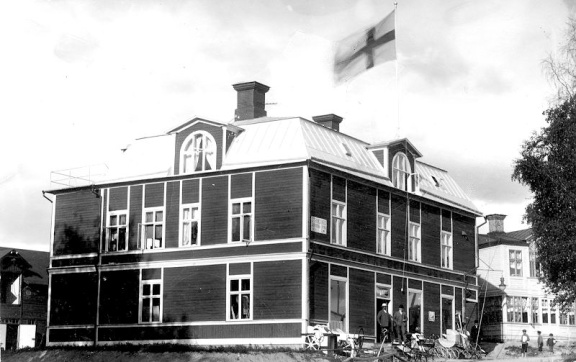 August Gustafsson nya pampiga affärsbyggnad  efter branden 1907. Troligen August och Ernst på trappan!