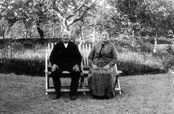 Farmor och farfar till Verna Andersson, Ljungstorp, stod faddrar till de båda små barnen som flyttade med sin mor till Amerika 1901. Foto av makarna Per August och Matilda Andersson från Rödjan.