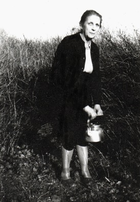 Foto med Augusta Lindström 1940-tal. Foto ur Verna Anderssons samling.