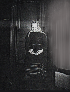 Foto av handlare Johansson i Varnhem14 dagar före hennes död 1920. Foto från Verna Anderssons samling.
