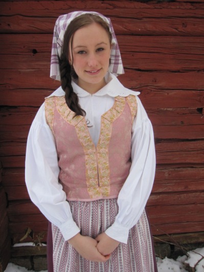 Erika i Blekingedräkten.