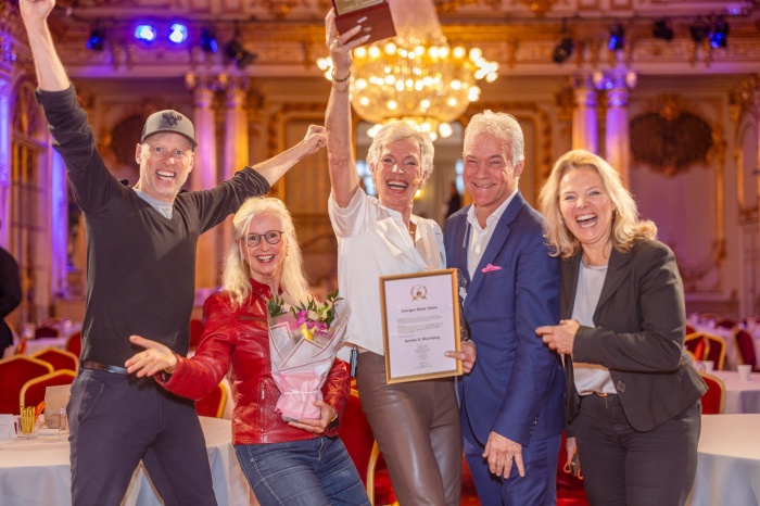 Annika R- Malmberg övcerraskas på scen vid CFO Agenda på Grand Hotels Spegelsalen 22 okt 2025 Annika R- Malmberg övcerraskas på scen vid CFO Agenda på Grand Hotels Spegelsalen 22 okt 2025