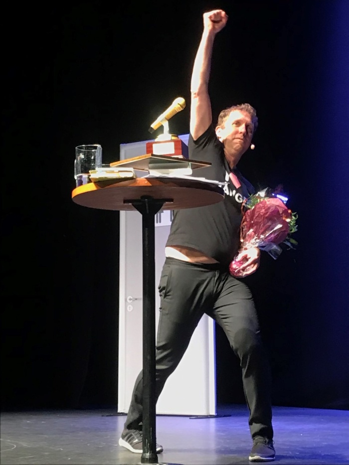 Klas Hallberg 2018, överraskas efter sin bejublade föreställning på Scalateatern i Karlstad. Klas Hallberg 2018, överraskas efter sin bejublade föreställning på Scalateatern i Karlstad.