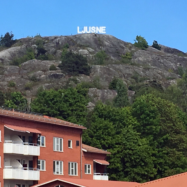 Vy över fastigheten i Ljusne samt naturområdet i bakgrunden Vy över fastigheten i Ljusne samt naturområdet i bakgrunden