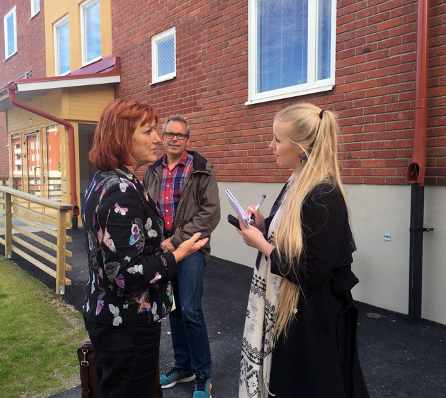 Christel Wiman, styrelseordförande Sbo, intervjuas av den lokala pressen. Faxeholmens ordförande Urban Wigren i bakgrunden. Christel Wiman, styrelseordförande Sbo, intervjuas av den lokala pressen. Faxeholmens ordförande Urban Wigren i bakgrunden.