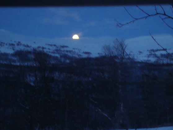 Fullmåne över Vättafjäll april 2014
