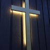Vi fäste upp korset på fasaden