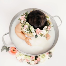 bebisfotografering med mjölkbad