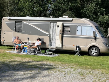 Rymliga ställplatser med el & servicehus på Våxtorps Natur Camping nära Vallåsen utanför Laholm.