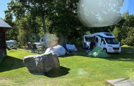 Boka ställplats för husvil nära Vallåsen i Lagolm.  70 ställplaster i naturskön miljö på barnvänlig & hundvänlig familjecamping, Våxtorps natur Camping