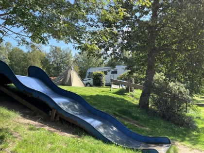 Barnvänlig familje camping med ställplatser för husbil i vacker natur. Boka ställplats för husbil nära Vallåsen, Laholm.