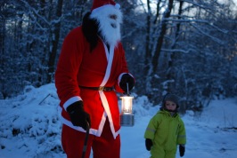 Jultomten på besök i grankojan på Våxtorps Camping och Stugby