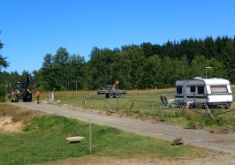 Nedgrävning av elkabel till de tio nya elplatserna för tält, husvagn och husbil