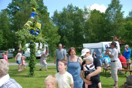 Välkommen att fira midsommar med sång, dans och jordgubbstårta på Våxtorps Camping & Stugby Laholm
