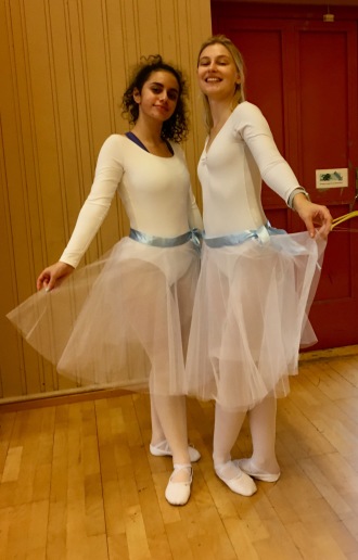 Sara och Christina redo för sina balettelever. Sara och Christina redo för sina balettelever.