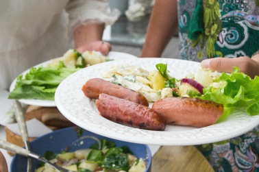 Vi har olika sorters korvar till försäljning i gårdsbutiken. Här på bilden ser ni lammchoritzu, lammisterband och lammkorv typ grillkorv. Korvarna tillverkas på Steens Chark i Åseda. Vi har olika sorters korvar till försäljning i gårdsbutiken. Här på bilden ser ni lammchoritzu, lammisterband och lammkorv typ grillkorv. Korvarna tillverkas på Steens Chark i Åseda.