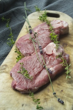 Lammgrillskivor. Lavendel, timjan och andra örtkryddor passar perfekt till lammkött. Lammgrillskivor. Lavendel, timjan och andra örtkryddor passar perfekt till lammkött.