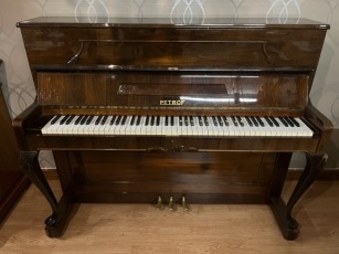 25671. Piano (SÅLD)